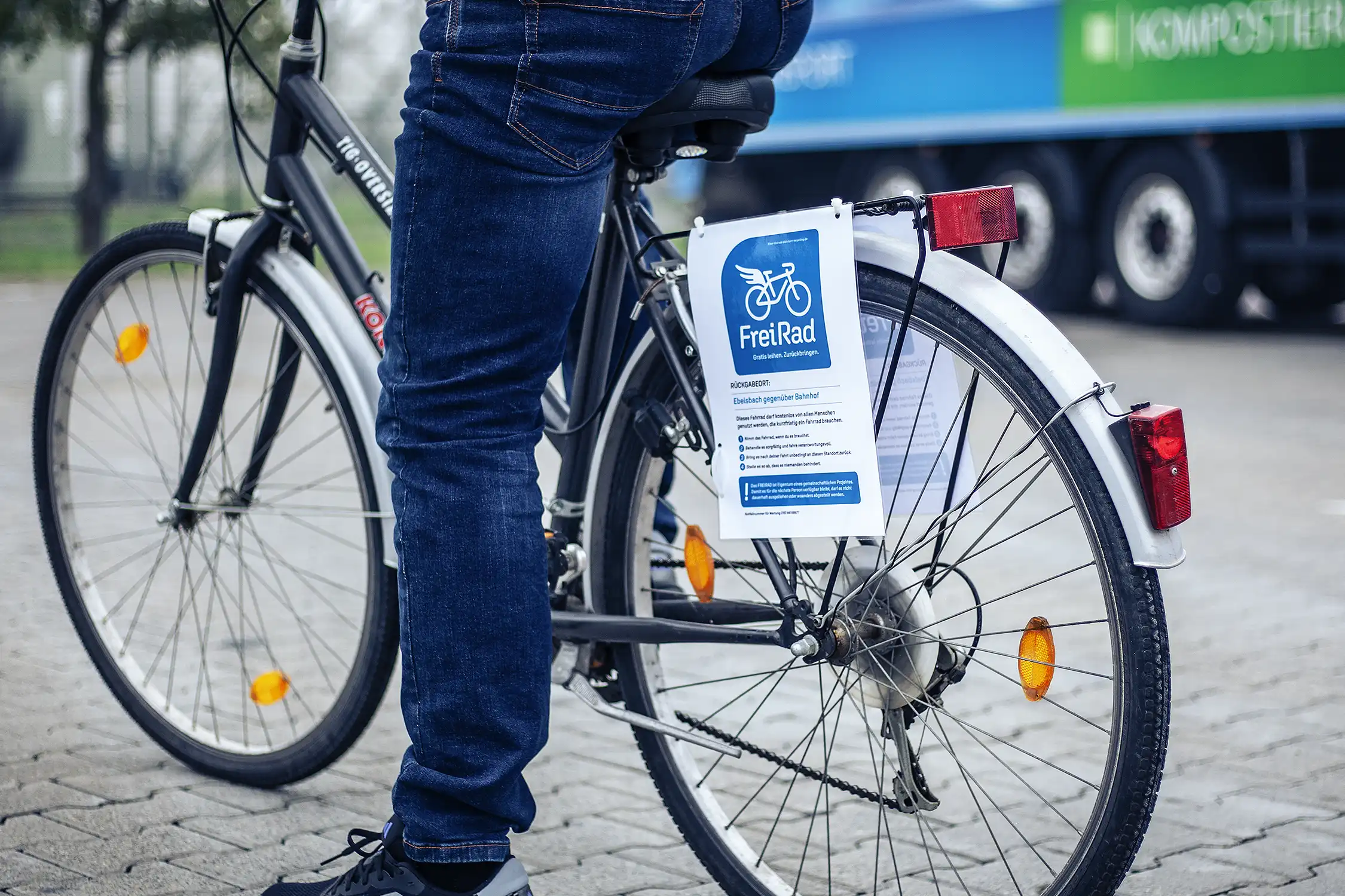 FreiradPerson Container oder Mulden richtig absichern