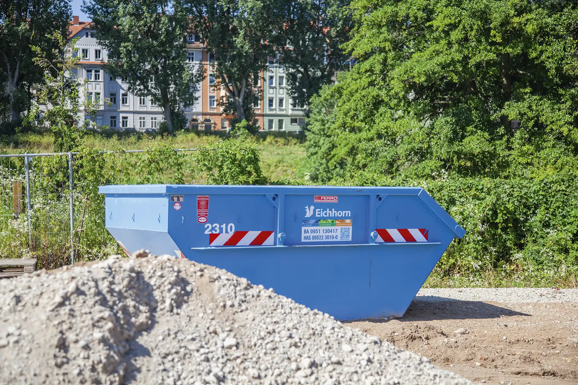 Container, Mulde im Freien auf einem Stellplatz auf einer Baustelle